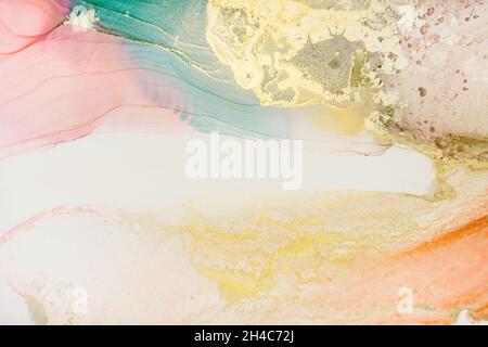 Marmorstein glühende goldene Adern. Hohe Auflösung. Abstrakte flüssige Kunst Malerei in Alkoholtinte Technik, Mischung blau, rot und Gold Farben. Stockfoto