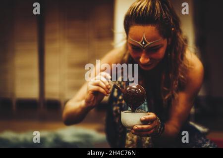 Kakaozeremonie, herzöffnende Medizin. Stockfoto