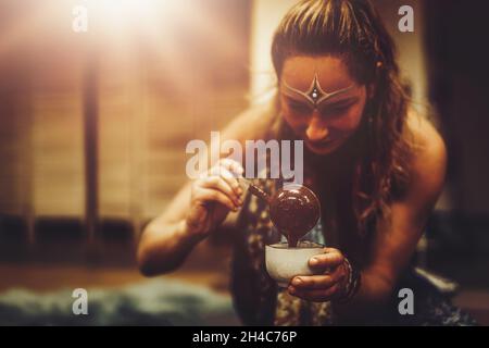 Kakaozeremonie, herzöffnende Medizin. Stockfoto