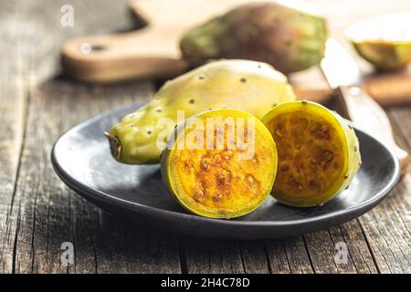 Rohe stachelige Birnen. Opuntia oder indischer Feigenkaktus auf dem Teller. Stockfoto