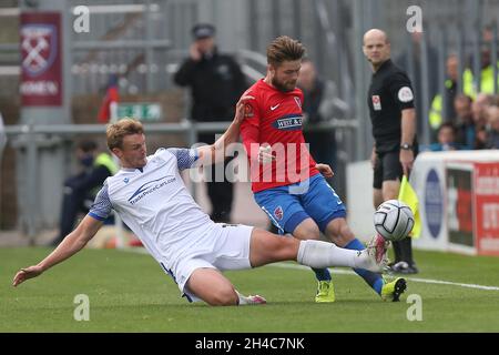 Sam Dalby von Southend United und Elliot Johnson von Dagenham und Redbridge während Dagenham & Redbridge gegen Southend United, Vanarama National League Foo Stockfoto