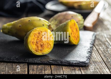 Rohe stachelige Birnen. Opuntia oder indischer Feigenkaktus auf Schneidebrett. Stockfoto