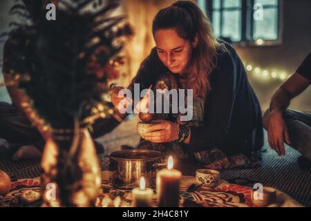 Kakaozeremonie, herzöffnende Medizin. Stockfoto