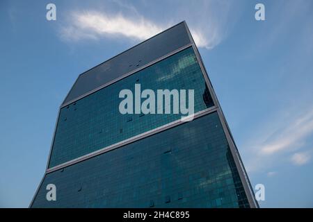 Blick auf die Zwillingshochhäuser der Zigzag Towers bei der Lagoona Mall in Lusail Doha. Stockfoto