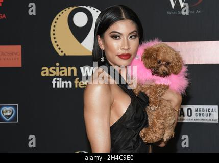 Los Angeles, USA. November 2021. Ivana Nguyen trifft am Montag, dem 1. November 2021, beim Asian World Film Festival 2021 - Opening Night Gala Screening of Marvels Studios' ETERNALS ein, das im Landmark in Los Angeles, CA, stattfindet. (Foto: Sthanlee B. Mirador/Sipa USA) Quelle: SIPA USA/Alamy Live News Stockfoto