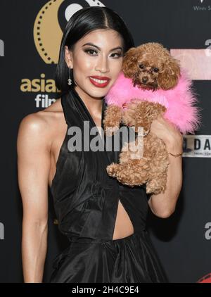 Los Angeles, USA. November 2021. Ivana Nguyen trifft am Montag, dem 1. November 2021, beim Asian World Film Festival 2021 - Opening Night Gala Screening of Marvels Studios' ETERNALS ein, das im Landmark in Los Angeles, CA, stattfindet. (Foto: Sthanlee B. Mirador/Sipa USA) Quelle: SIPA USA/Alamy Live News Stockfoto