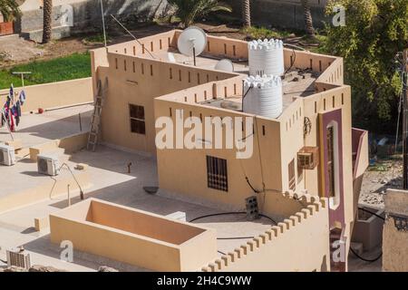 Wassertanks auf den Dächern der Stadt Bahla, Oman Stockfoto