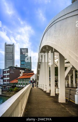 Die Elgin Bridge ist eine Trägerbrücke über den Singapore River. Stockfoto