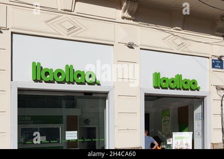 VALENCIA, SPANIEN - 26. OKTOBER 2021: Llaollao ist eine spanische Franchise-Marke für gefrorenen Joghurt Stockfoto