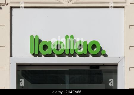 VALENCIA, SPANIEN - 26. OKTOBER 2021: Llaollao ist eine spanische Franchise-Marke für gefrorenen Joghurt Stockfoto