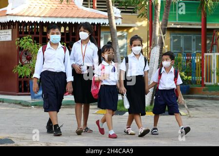 Kambodscha. November 2021. Die Schüler besuchen eine Grundschule in Phnom Penh am 1. November 2021. Der kambodschanische Premierminister Samdech Techo Hun Sen sagte am Montag auf einer Pressekonferenz, dass Schulen auf allen Ebenen im ganzen Königreich wieder eröffnet wurden, nachdem 13.7 Millionen Menschen oder 85.68 Prozent der Bevölkerung des Landes mit COVID-19-Impfstoffen geimpft wurden. Quelle: Pearum/Xinhua/Alamy Live News Stockfoto