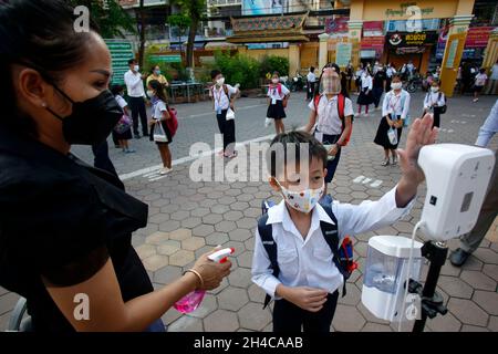 Kambodscha. November 2021. Ein Student lässt seine Körpertemperatur an einer Grundschule in Phnom Penh am 1. November 2021 überprüfen. Der kambodschanische Premierminister Samdech Techo Hun Sen sagte am Montag auf einer Pressekonferenz, dass Schulen auf allen Ebenen im ganzen Königreich wieder eröffnet wurden, nachdem 13.7 Millionen Menschen oder 85.68 Prozent der Bevölkerung des Landes mit COVID-19-Impfstoffen geimpft wurden. Quelle: Pearum/Xinhua/Alamy Live News Stockfoto