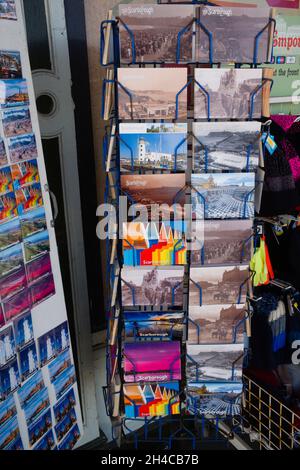 Postkarten zum Verkauf an einem Stand im Seaside Shop in Scarborough, North Yorkshire Stockfoto