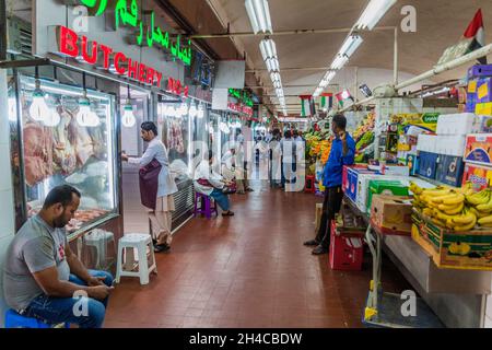 AL AIN, VAE - 8. MÄRZ 2017: Obst- und Metzgerstände im Souq in Al Ain, Stockfoto