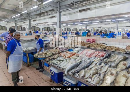 ABU DHABI, VAE - 9. MÄRZ 2017: Fischstände auf dem Al Mina Fischmarkt in Abu Dhabi. Stockfoto