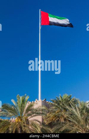 Flagge auf dem Fahnenmast der VAE in Abu Dhabi Stockfoto