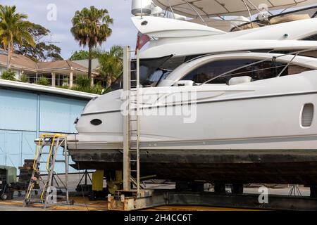 60 Fuß Luxus-Motoryacht an einem Yachthafen in Sydney und aus dem Wasser für einen Service und Wartung, Sydney, Australien Stockfoto