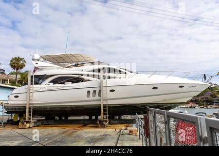 60 Fuß Luxus-Motoryacht an einem Yachthafen in Sydney und aus dem Wasser für einen Service und Wartung, Sydney, Australien Stockfoto