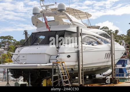 60 Fuß Luxus-Motoryacht an einem Yachthafen in Sydney und aus dem Wasser für einen Service und Wartung, Sydney, Australien Stockfoto