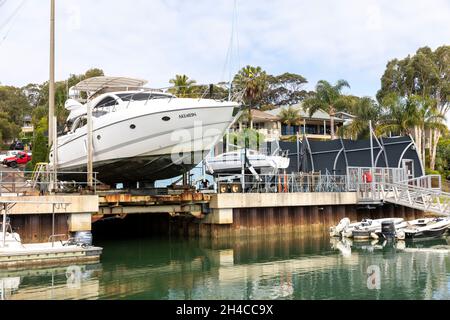 60 Fuß Luxus-Motoryacht an einem Yachthafen in Sydney und aus dem Wasser für einen Service und Wartung, Sydney, Australien Stockfoto