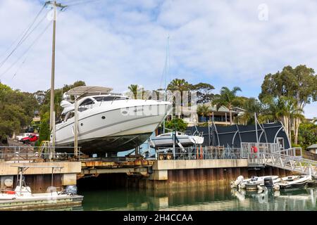 60 Fuß Luxus-Motoryacht an einem Yachthafen in Sydney und aus dem Wasser für einen Service und Wartung, Sydney, Australien Stockfoto