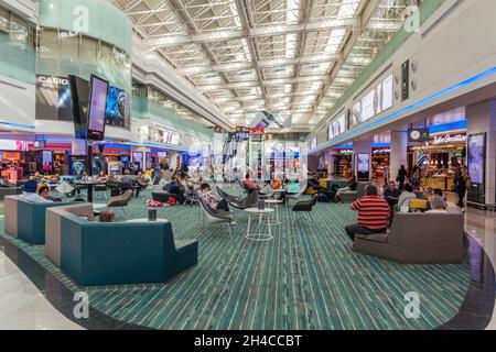 DUBAI, VAE - 13. MÄRZ 2017: Interieur des Dubai International Airport Terminal 1. Stockfoto