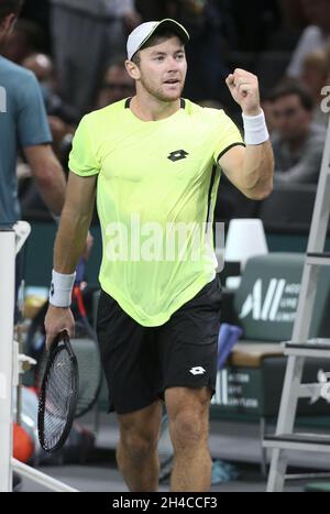 Paris, Frankreich. November 2021. Dominik Koepfer aus Deutschland feiert am 1. November 2021 in der Accor Arena in Paris, Frankreich, seinen ersten Sieg über Andy Murray aus Großbritannien beim Rolex Paris Masters 2021, einem ATP Masters 1000 Tennisturnier - Foto: Jean Catuffe/DPPI/LiveMedia Credit: Independent Photo Agency/Alamy Live News Stockfoto