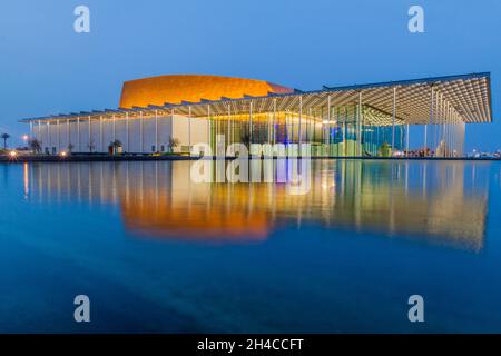 MANAMA, BAHRAIN - 15. MÄRZ 2017: Das Nationaltheater von Bahrain spiegelt sich in einem Teich. Stockfoto