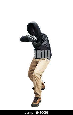 Krimineller Mann in versteckter Maske zeigt die Schrotflinte isoliert auf weißem Hintergrund Stockfoto