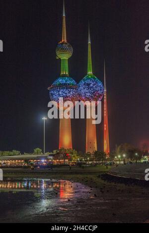 Nachtansicht der Kuwait Towers Stockfoto