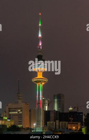 KUWAIT-STADT, KUWAIT - 18. MÄRZ 2017: Nachtansicht des Befreiungsturms in Kuwait Stockfoto