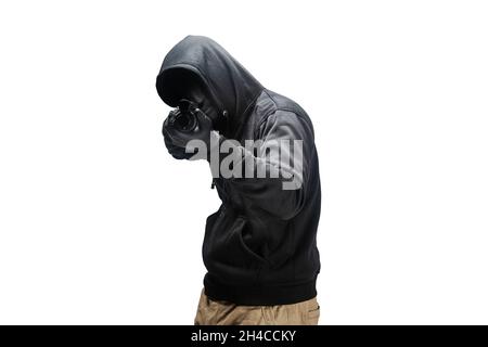 Krimineller Mann in versteckter Maske zeigt die Schrotflinte isoliert auf weißem Hintergrund Stockfoto