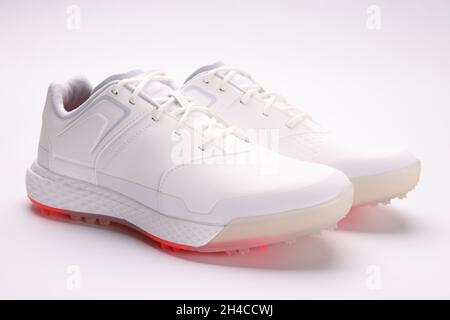 Modische weiße Damen-Sneakers mit Schnürsenkeln auf einem Blatt Papier Stockfoto