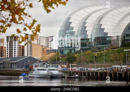 Newcastle upon Tyne Quayside, eingerahmt von der Konzerthalle am Ufer des Sage Gateshead und den Apartments am Baltic Quay Stockfoto