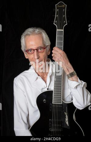 FILE PHOTO - der Jazzgitarrist und Komponist Pat Martino stirbt am 1. November 2021 im Alter von 77 Jahren. Foto zeigt Pat Martino in seinem Haus Philadelphia, PA, am 25. Juli 2012. Quelle: Takehiko Tokiwa/AFLO/Alamy Live News Stockfoto