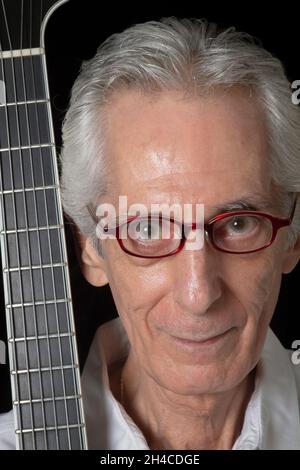 FILE PHOTO - der Jazzgitarrist und Komponist Pat Martino stirbt am 1. November 2021 im Alter von 77 Jahren. Foto zeigt Pat Martino in seinem Haus Philadelphia, PA, am 25. Juli 2012. Quelle: Takehiko Tokiwa/AFLO/Alamy Live News Stockfoto