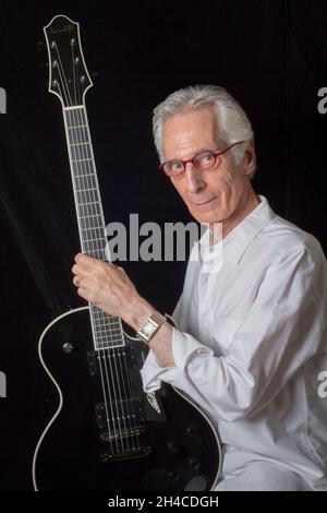 FILE PHOTO - der Jazzgitarrist und Komponist Pat Martino stirbt am 1. November 2021 im Alter von 77 Jahren. Foto zeigt Pat Martino in seinem Haus Philadelphia, PA, am 25. Juli 2012. Quelle: Takehiko Tokiwa/AFLO/Alamy Live News Stockfoto