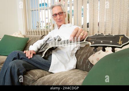 FILE PHOTO - der Jazzgitarrist und Komponist Pat Martino stirbt am 1. November 2021 im Alter von 77 Jahren. Foto zeigt Pat Martino in seinem Haus Philadelphia, PA, am 25. Juli 2012. Quelle: Takehiko Tokiwa/AFLO/Alamy Live News Stockfoto