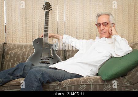 FILE PHOTO - der Jazzgitarrist und Komponist Pat Martino stirbt am 1. November 2021 im Alter von 77 Jahren. Foto zeigt Pat Martino in seinem Haus Philadelphia, PA, am 25. Juli 2012. Quelle: Takehiko Tokiwa/AFLO/Alamy Live News Stockfoto