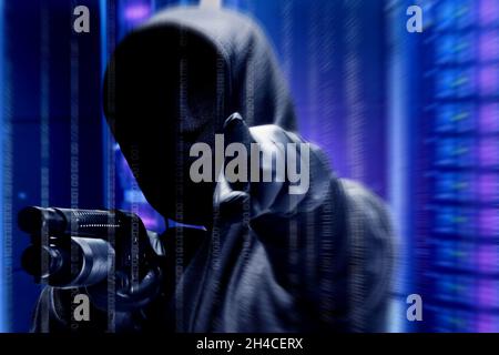 Ein krimineller Mann in einer versteckten Maske hält die Schrotflinte und zeigt etwas mit binärem Code Hintergrund Stockfoto