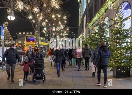 Weihnachts-Shopping auf dem Tauentzien am 12.12.2020 Charlottenburg, Berlin, Deutschland Stockfoto