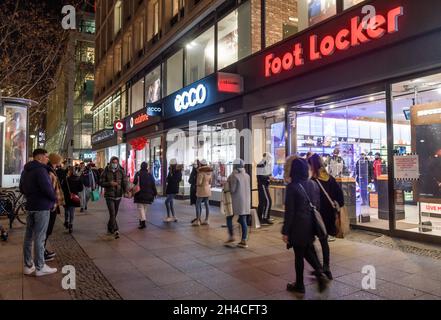 Weihnachts-Shopping auf dem Tauentzien am 12.12.2020 Charlottenburg, Berlin, Deutschland Stockfoto