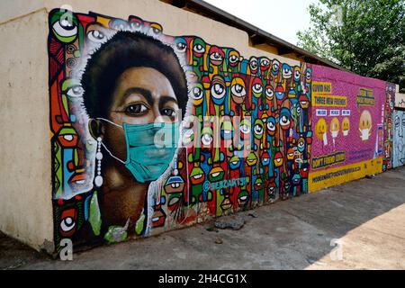 JOHANNESBURG, SÜDAFRIKA - 28. Sep 2021: Die Street Art von Johannesburg, Südafrika. Maboneng und Soweto Street Art. Stockfoto