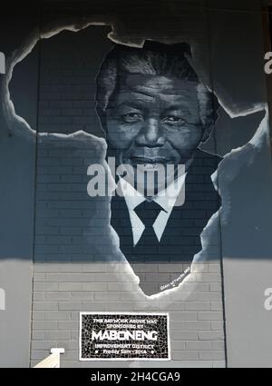 JOHANNESBURG, SÜDAFRIKA - 28. Sep 2021: Die Street Art von Johannesburg, Südafrika. Maboneng & Soweto Street Art. Nelson Mandela Portrait. Stockfoto