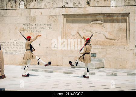 Die Wachablösung findet vor dem griechischen Parlamentsgebäude statt.Griechenland.Athen. Stockfoto