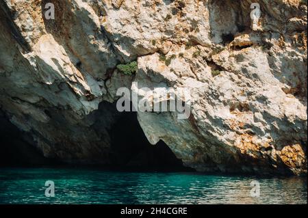 Poseidons Gesicht in der Nähe des Strandes von Porto Vromi - Insel Zakynthos - Griechenland. Stockfoto