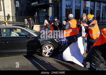 Demonstranten, die Großbritannien beleidigen, blockieren den Great Charles Queensway in Birmingham. Bilddatum: Dienstag, 2. November 2021. Stockfoto