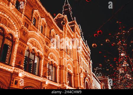 Golden hell glänzend verschwommen Weihnachten und Neujahr Lichter der Abendstadt. Festliche Stimmung Stockfoto