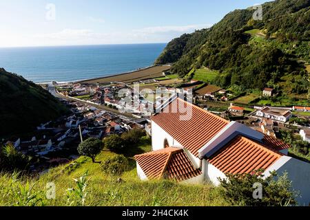 Aussichtspunkt Miradouro da Ermida de Nossa Senhora de Lourdes zum Dorf Faial da Terra auf der Insel Sao Miguel, Azoren, Portugal Stockfoto