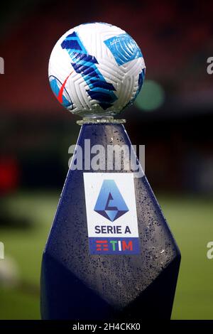 BOLOGNA, ITALIEN - 01. November: Nike Offizieller Ball und Logo der Lega Serie A, vor dem Spiel der Serie A zwischen dem FC Bologna und Cagliari Calcio im Stadio Renato Dall'Ara am 01. November 2021 in Bologna, Italien. (Foto nach MB-Medien) Stockfoto